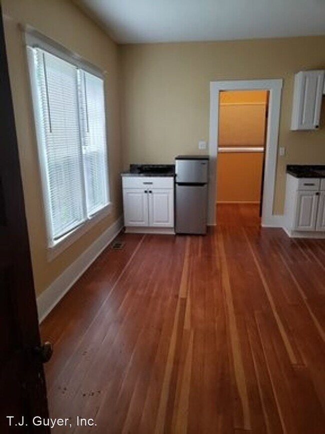 Building Photo - 561 NW Rhode Island Pl