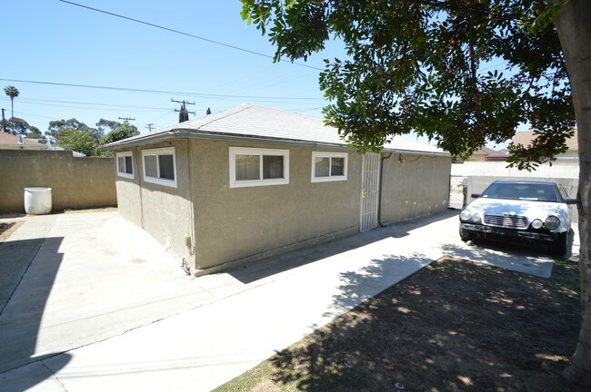 Building Photo - 2409 Schoolside Ave