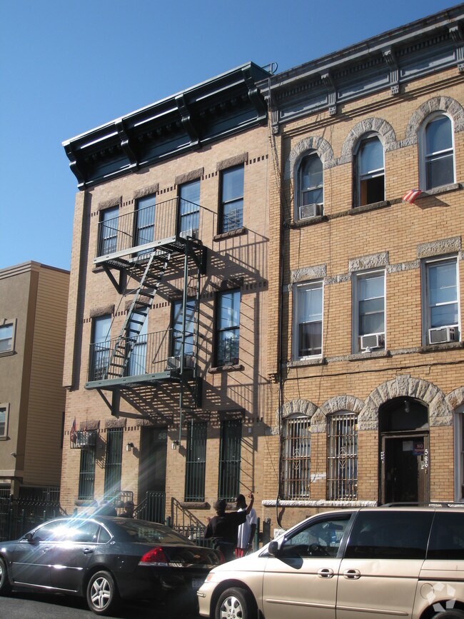 Foto del edificio - 588 Wilson Ave