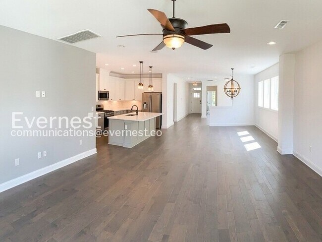 Foto del edificio - 3-Bed/3-Bath Modern Single Family Home with Attached Garage/Available Soon!