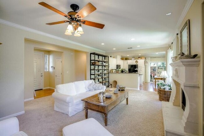 Building Photo - Immaculate Modern Townhouse in Sought-Afte...