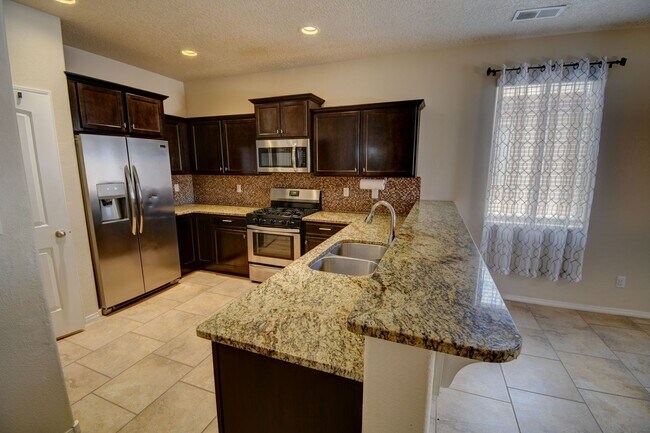 Foto del edificio - Beautiful Single Story ------3 Bedroom 2 B...