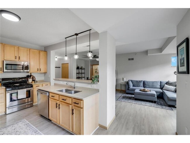 Building Photo - 2565 Franklin Ave