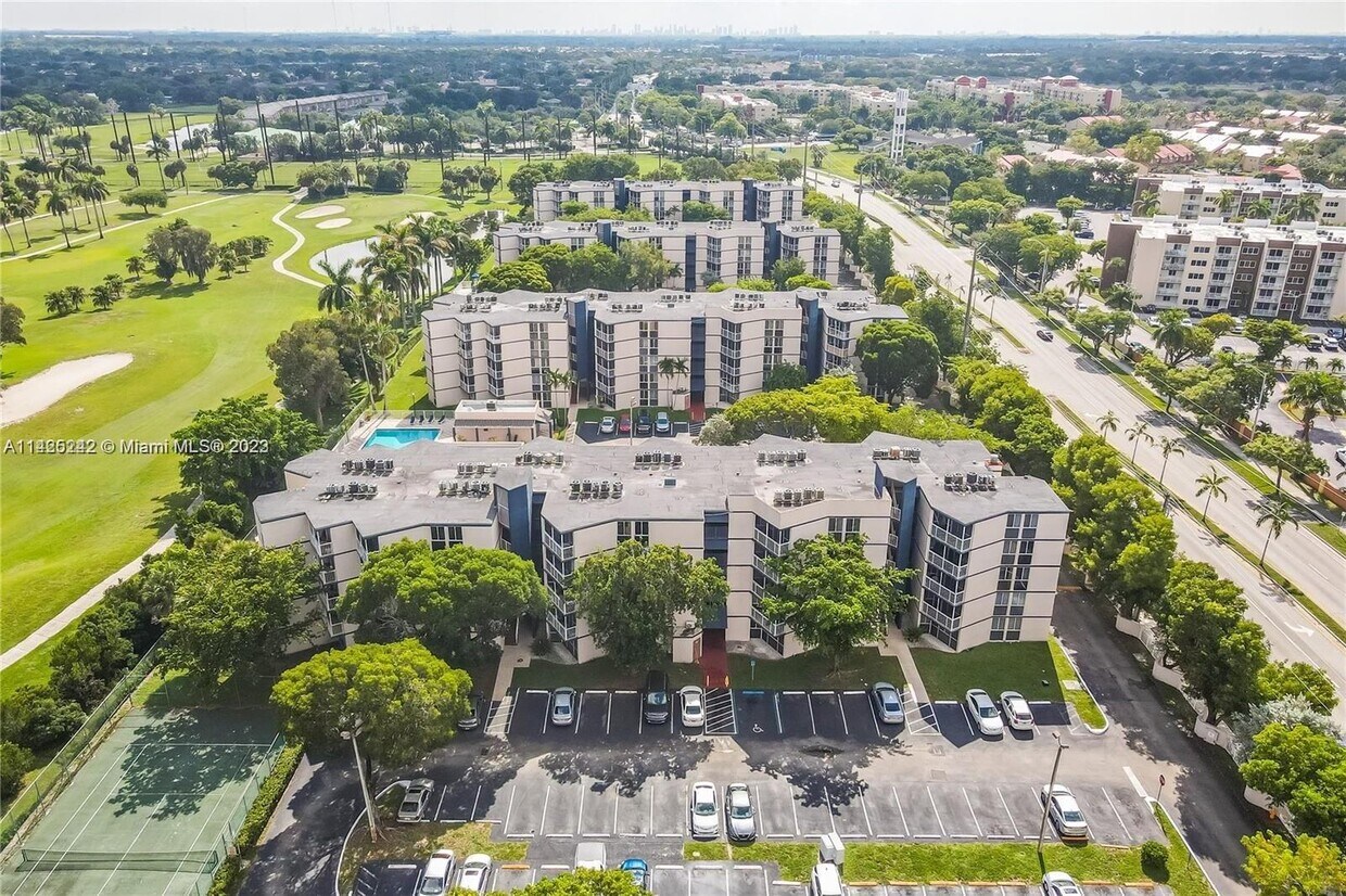 Foto principal - 7125 NW 186th St