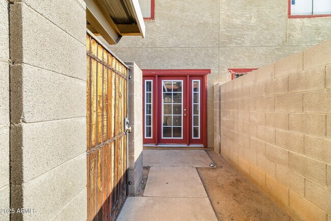 Foto del edificio - 2724 W McLellan Blvd