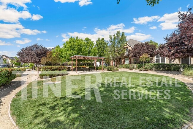 Foto del edificio - 1040 Matthews Run Way