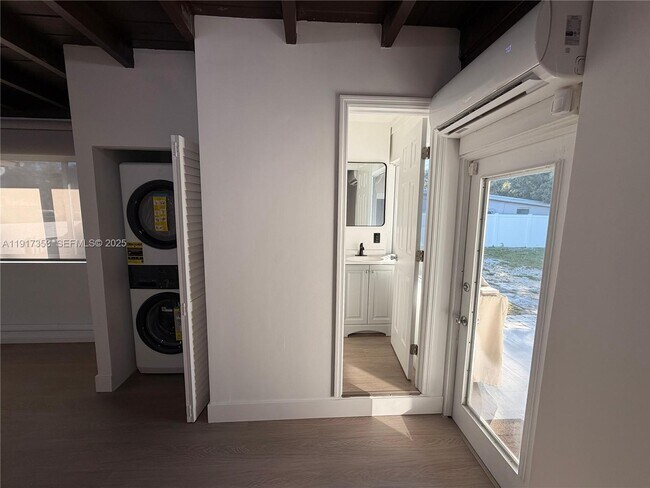 Foto del edificio - 1540 NE 118th St