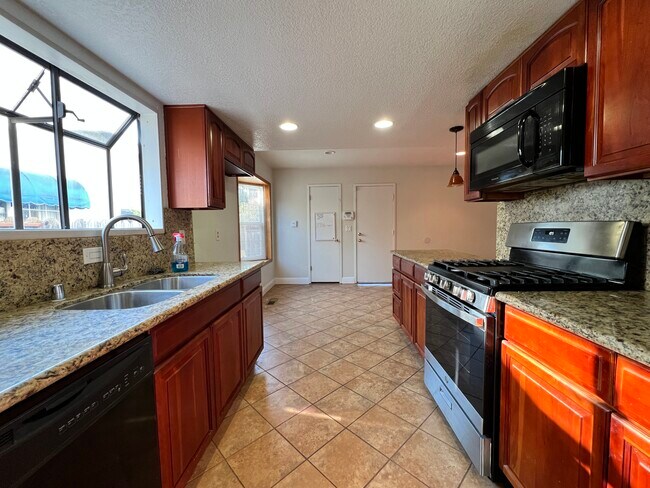 Building Photo - 1730 El Padro Dr