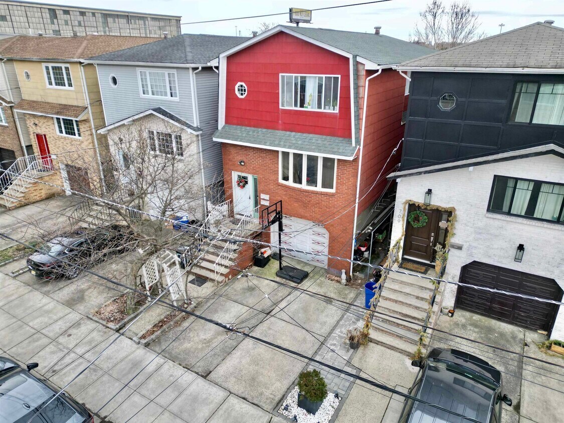 711 Bergen St Unit 2, Harrison, NJ 07029 Room for Rent in Harrison