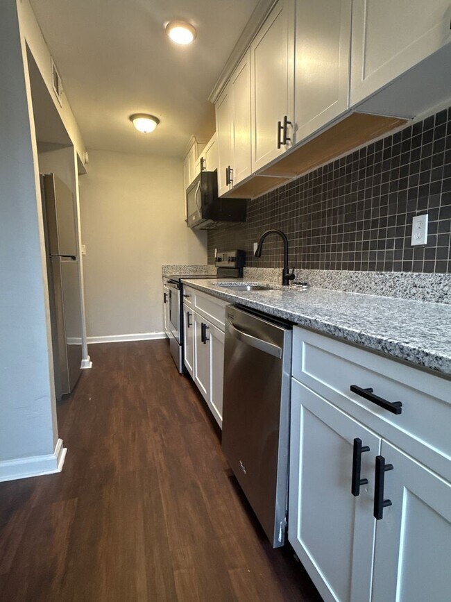 Foto del edificio - 4 bed 2 bath in Decatur!