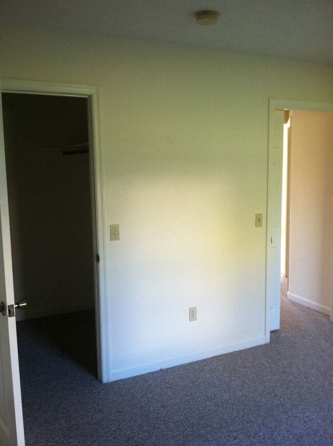 Building Photo - 721 Ridgeville Lane  Apt F