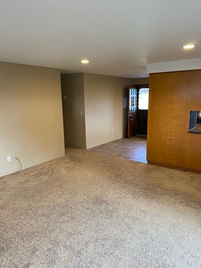 Building Photo - 3 bedroom, 2 bath duplex