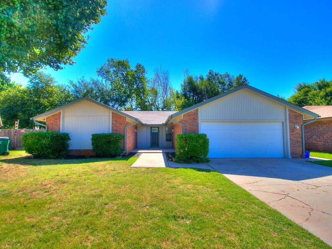 Foto principal - 4 Bedroom Home with Space Inside and Out! ...