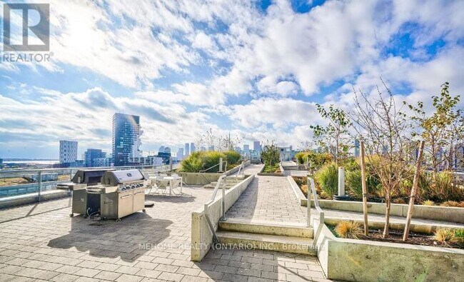 Photo du bâtiment - 30 Baseball Pl