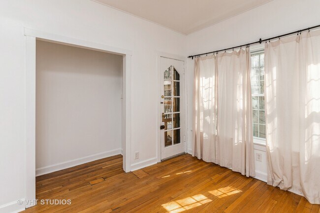 Building Photo - 4320 N Clarendon Ave