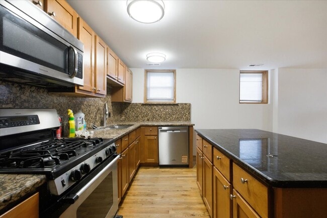 Foto del edificio - 1535 W Leland Ave