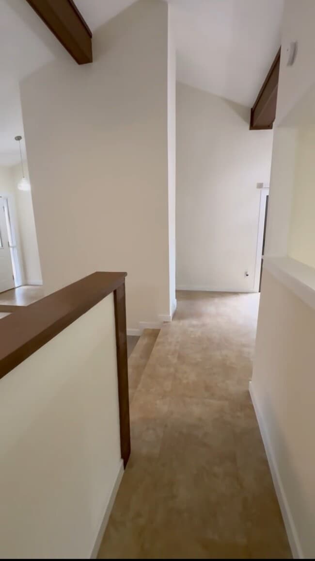 Building Photo - 121 Springwind Way