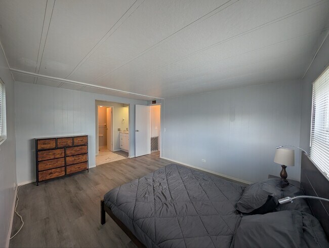 Building Photo - 207 Dolphin Dr N