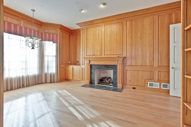 Building Photo - 600 Broadsmoore Dr