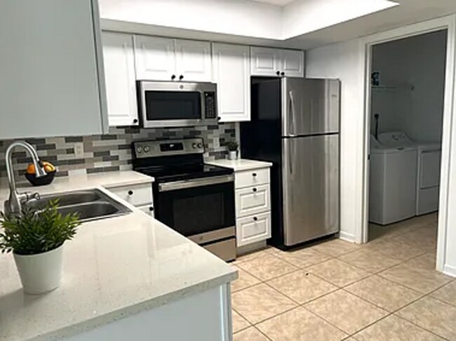 Foto del edificio - Spacious 2/1 duplex home in the Imperial Shores neighborhood