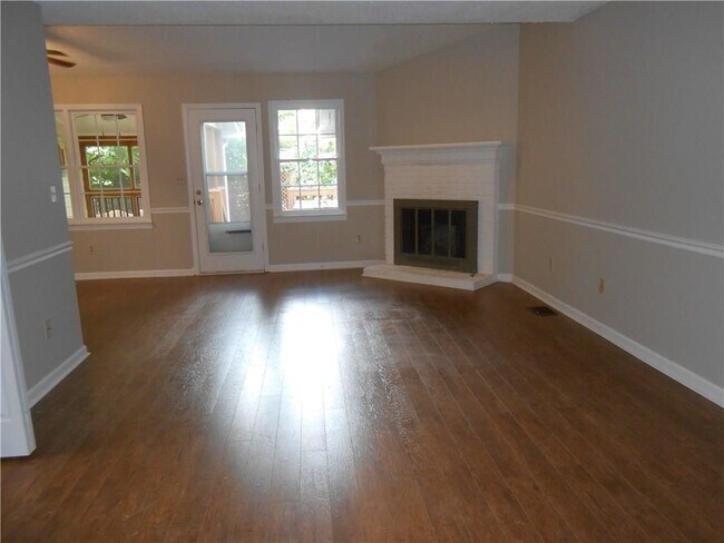 Building Photo - 1135 Country Club Pl