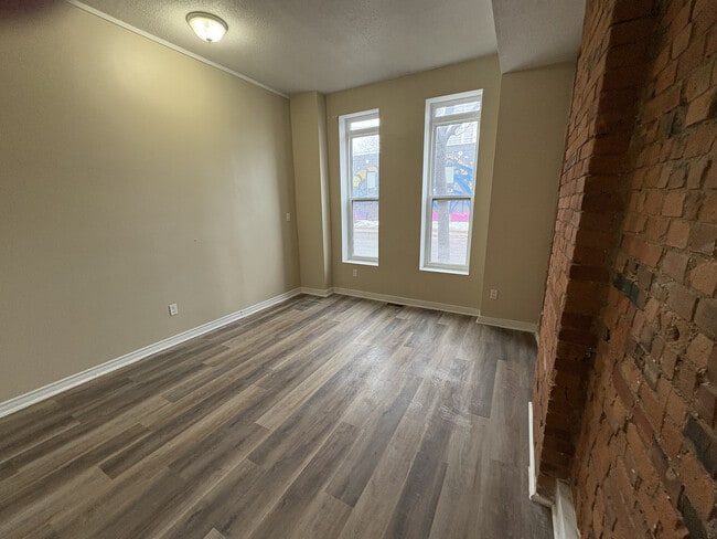 Building Photo - 1 Bedroom Main Floor With In-suite Laundry and Parking
