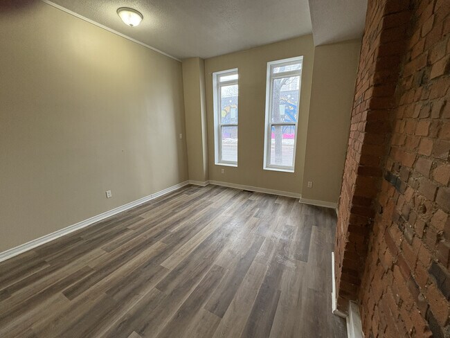 Photo du bâtiment - 1 Bedroom Main Floor With In-suite Laundry and Parking