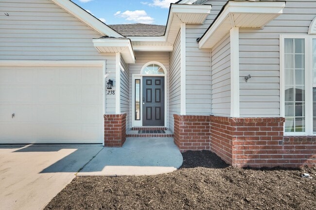 Building Photo - Centrally Located Ranch Home in Richmond Hill