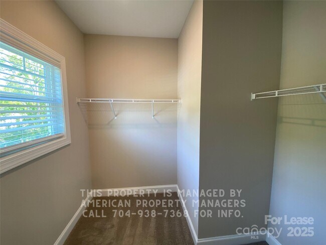 Building Photo - 903 Oakwood Ave