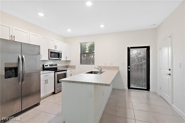 Foto del edificio - 3 br, 2.5 bath Townhome - 520 SW 19th Ter