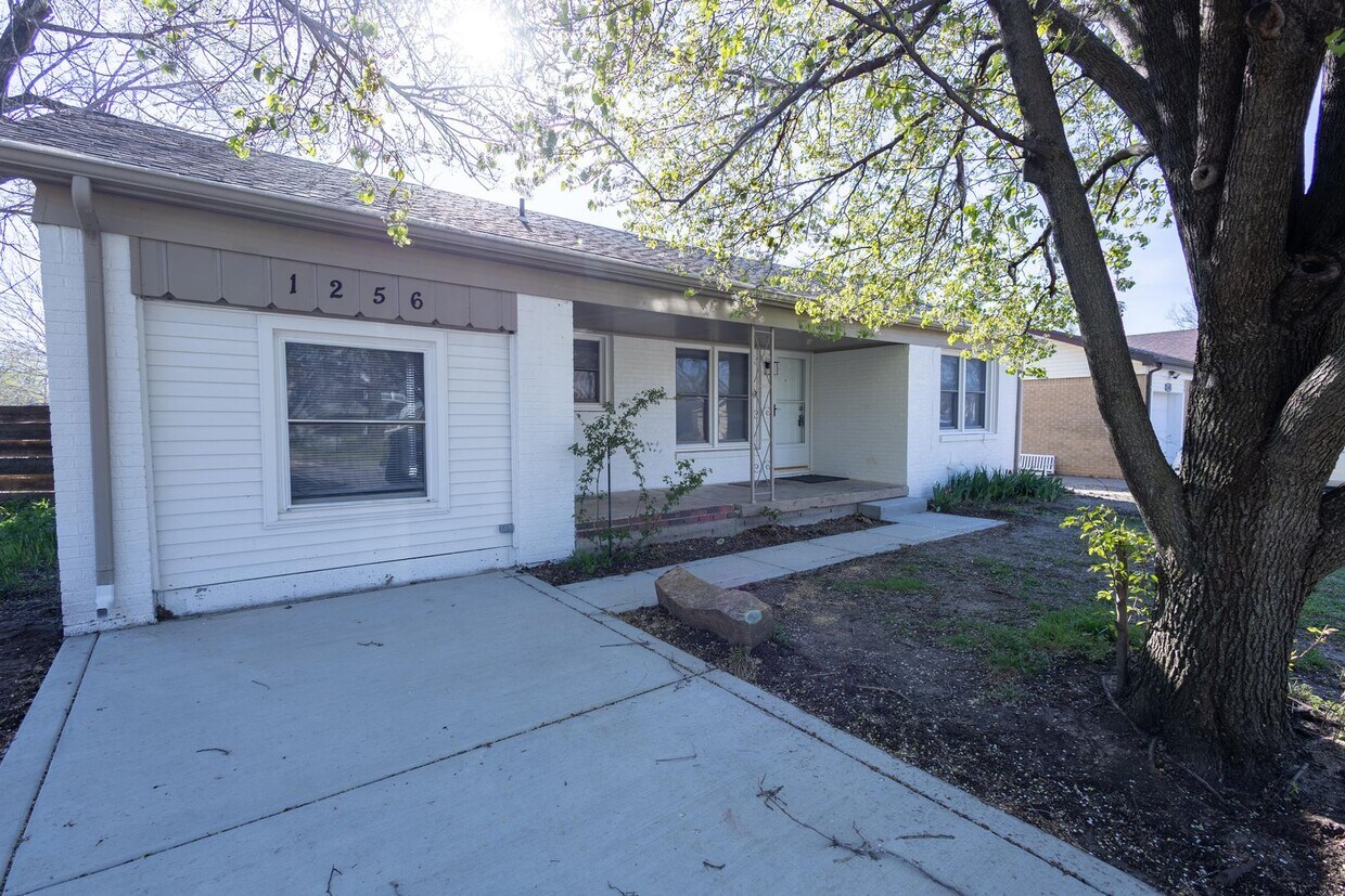 Primary Photo - 1256 N Derby Ave