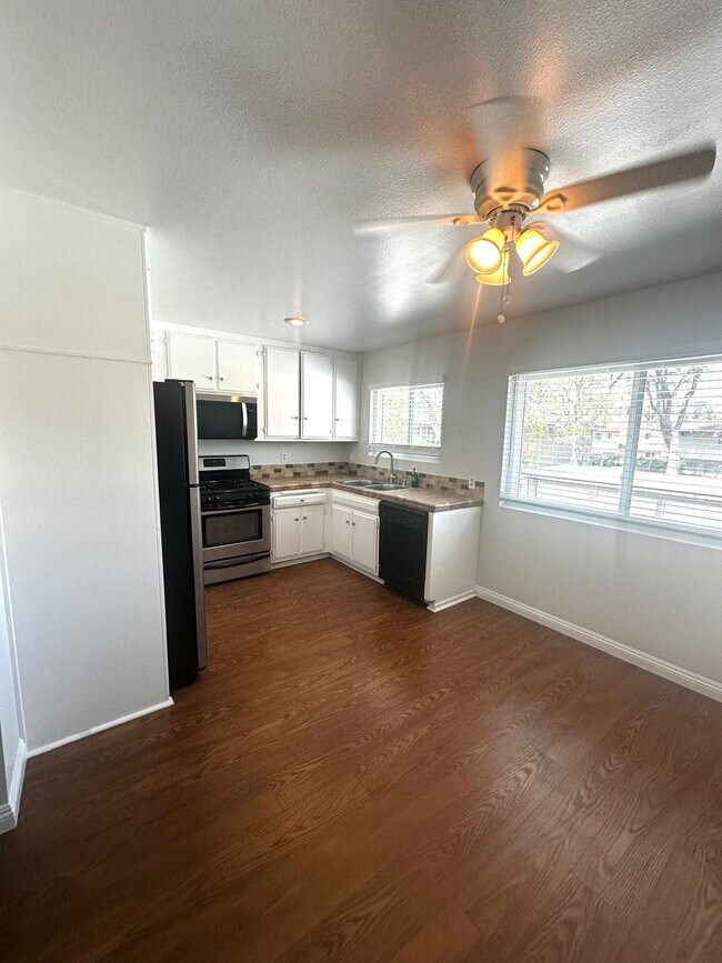 Foto del edificio - For Lease- Cozy and comfortable Two Bedrooms top floor unit