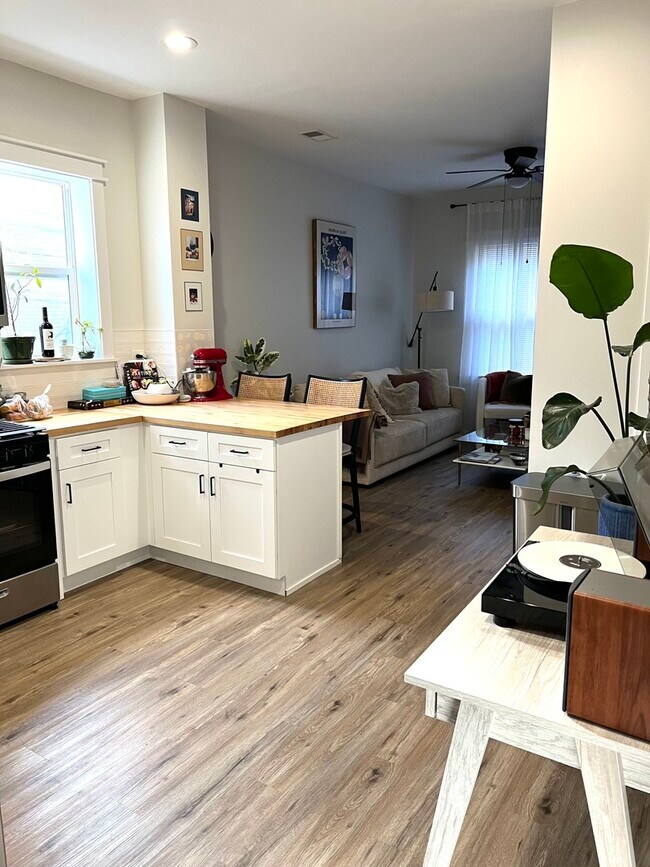 Foto del edificio - 1943 N Winchester Ave