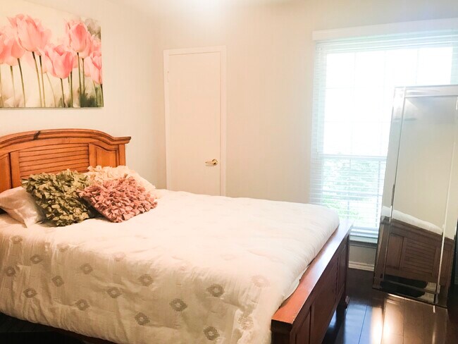 Bedroom and guestroom with view towards front garden. - 1612 Northridge Dr