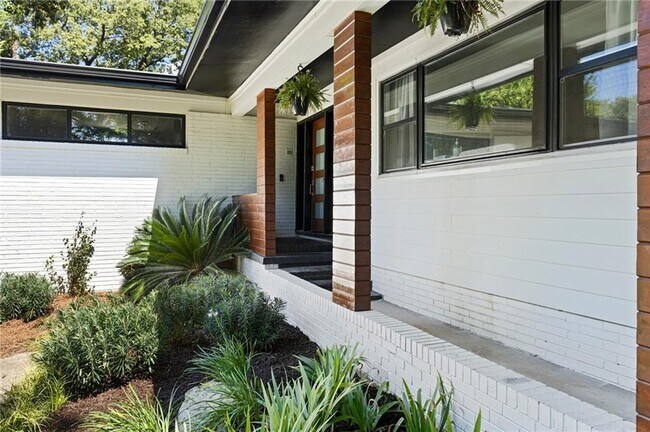 Foto del edificio - 1723 Dunwoody Pl NE
