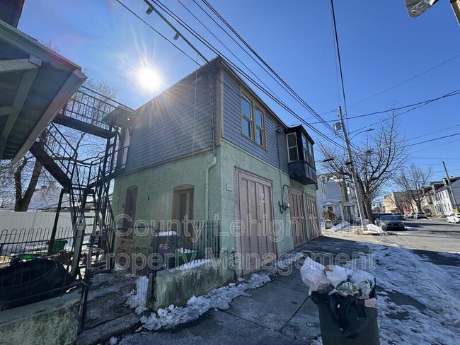 Building Photo - 610 W Allen St