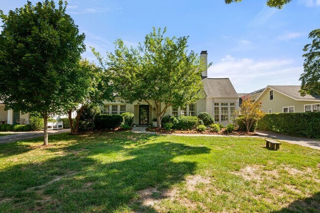 Foto del edificio - Luxury unfurnished 4BR/4.5BA Tudor in Belle Meade Links.