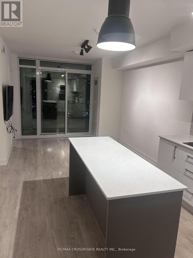 Building Photo - 576 Front St W