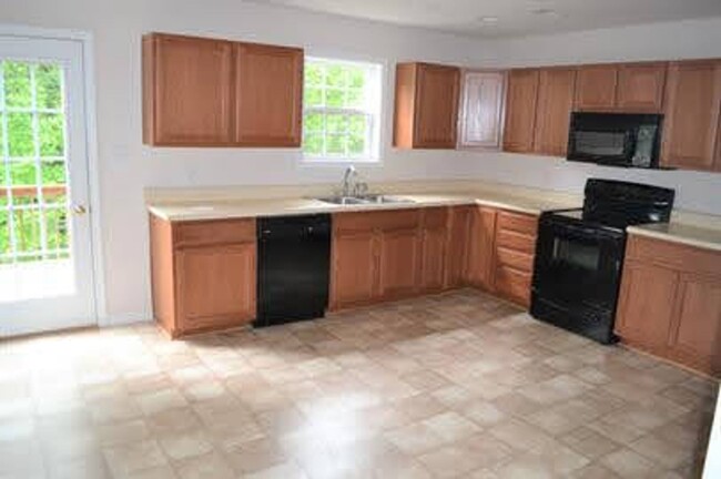 Foto del edificio - 4 Bedroom Townhome in Lynchburg