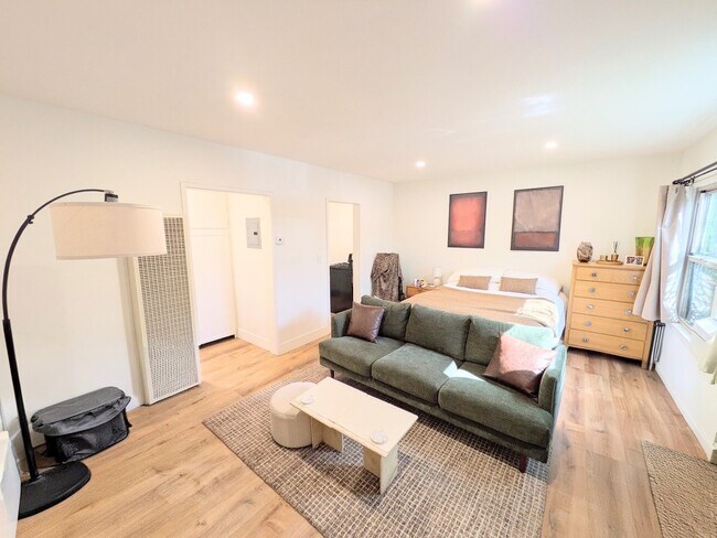 Building Photo - 10985 Culver Blvd