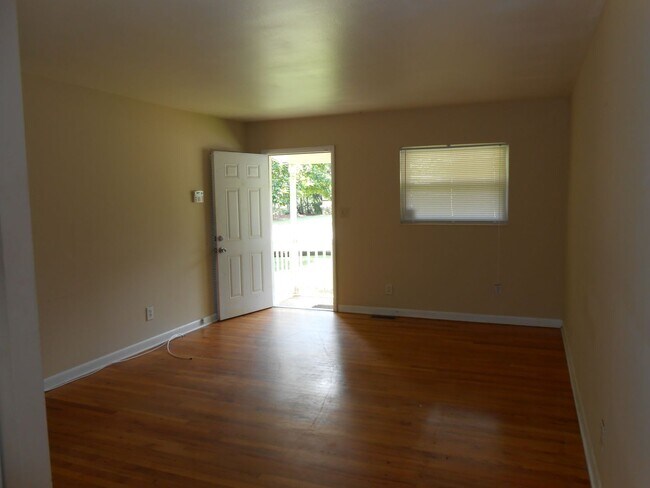 Building Photo - 1606 Airport Dr