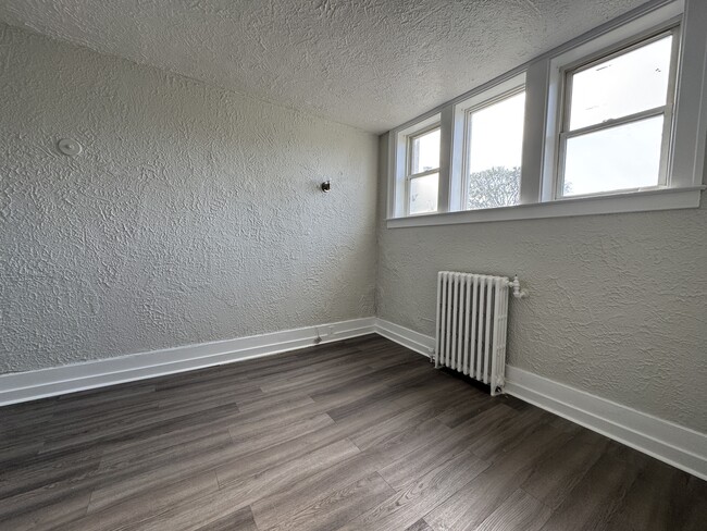 Building Photo - Updated 1 Bed 1 Bath Apartment in the Heart of Windsor!