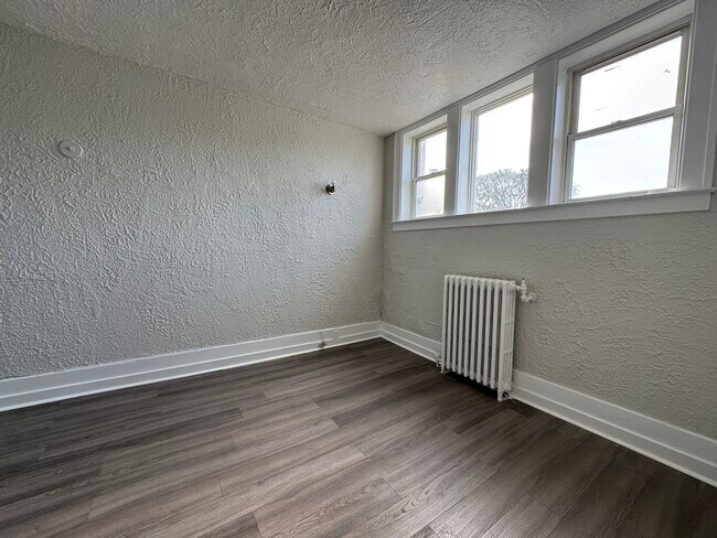 Photo du bâtiment - Updated 1 Bed 1 Bath Apartment in the Heart of Windsor!