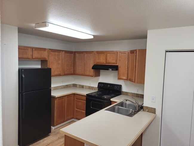 Building Photo - Charming 3 bedroom 2 bath condominium in P...
