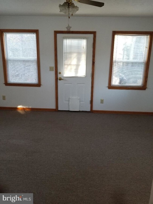 Foto del edificio - 647 Blue Mountain Rd