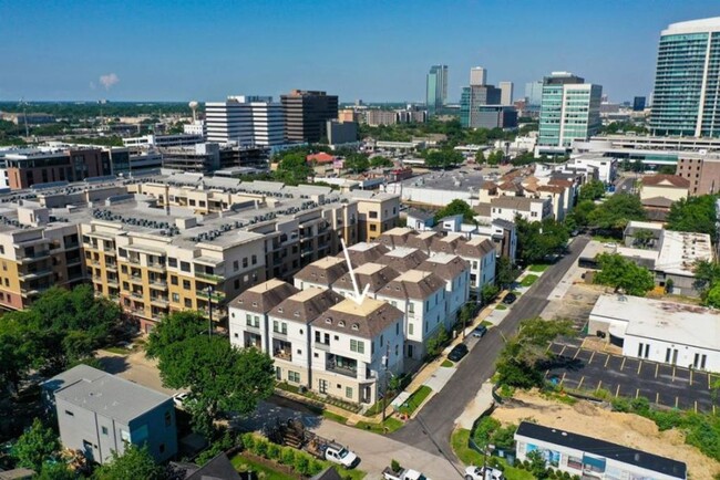 Building Photo - Luxurious 3-Bedroom Townhome with Elevator...