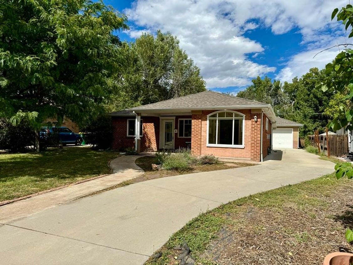 Beautiful 2 bedroom, 1.5 bathrooms plus an office!! Available NOW! - Beautiful 2 bedroom, 1.5 bathrooms plus an office!! Available NOW!