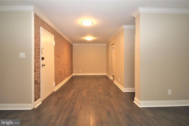 Building Photo - 6034 Westchester Park Dr Unit T1