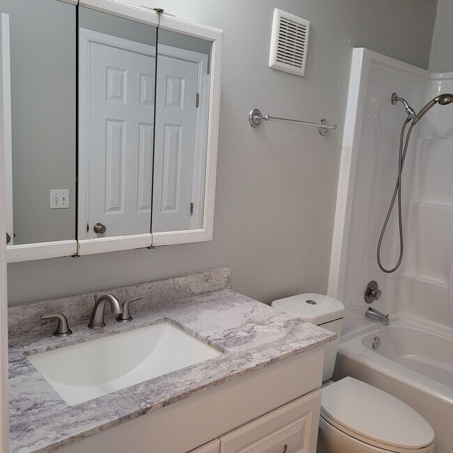 Foto del edificio - 1 Bedroom Townhome in Desirable Sixty-01 D...