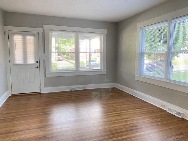 Sunny and bright living room - 6021 Hammel Ave